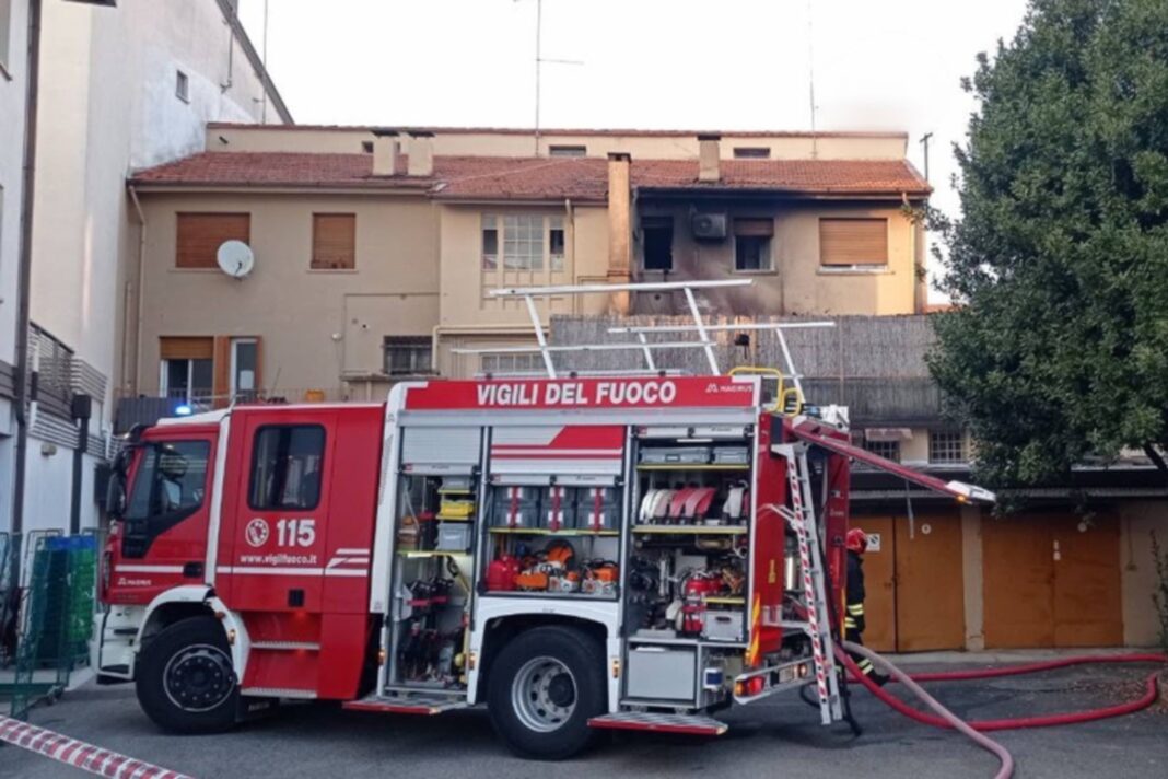 stabile in fiamme Pordenone - vigili del fuoco