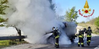 Camion si incendia ad Aviano, in accertamento le cause i vigili del fuoco di pordenone spengono un camion incendiato ad Aviano