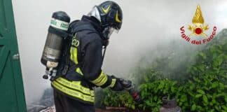 Legnaia avvolta dalle fiamme, dentro c’è una bombola GPL. Dardo di fuoco di due metri incendio