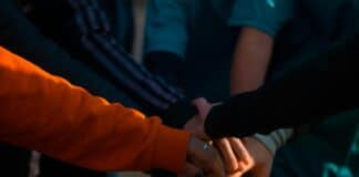 Giovani del Veneto Orientale si sfidano nel Festival ‘Si riparte – La parola ai giovani’ Squadra, mani unite, giovani