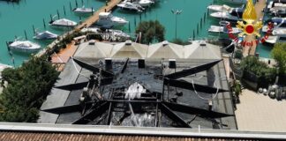 Lignano, hotel avvolto dalle fiamme. Soccorse due persone il tetto bruciato dell'hotel che ha preso fuoco a lignano sabbiadoro