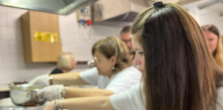 UNA GRANDE COMPAGNIA DAI 3 AGLI 80 ANNI PER LA FESTA DI “NONNO TI VENGO A TROVARE” A PRADIPOZZO persone di diverse età che cucinano insieme