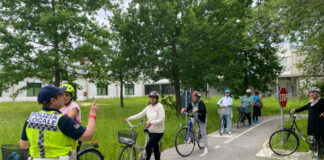 A Pramaggiore la cerimonia di consegna delle biciclette alle partecipanti al corso “Una bici per tutte” persone che portano la bici a mano