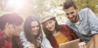 Il consiglio giovanile EUSAIR cerca giovani per il futuro della Regione Adriatico-Ionica gruppo di giovani con computer