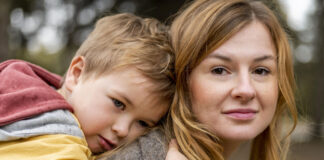 Un programma di interventi a favore delle famiglie fragili della Venezia Orientale Madre con bambino in spalla