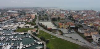Parte oggi da Caorle la 30^ edizione de La Duecento un'immagine aerea della darsena dell'orologio