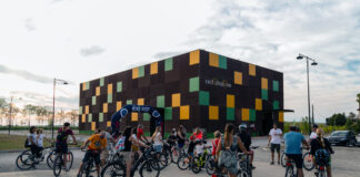 Un weekend di avventura e scoperta su due ruote con il Caorle BikeFest gruppo di persone in bici alla partenza