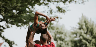 Tre giorni di emozioni e acrobazie con il Contemporary Circus Festival a Bibione acrobati