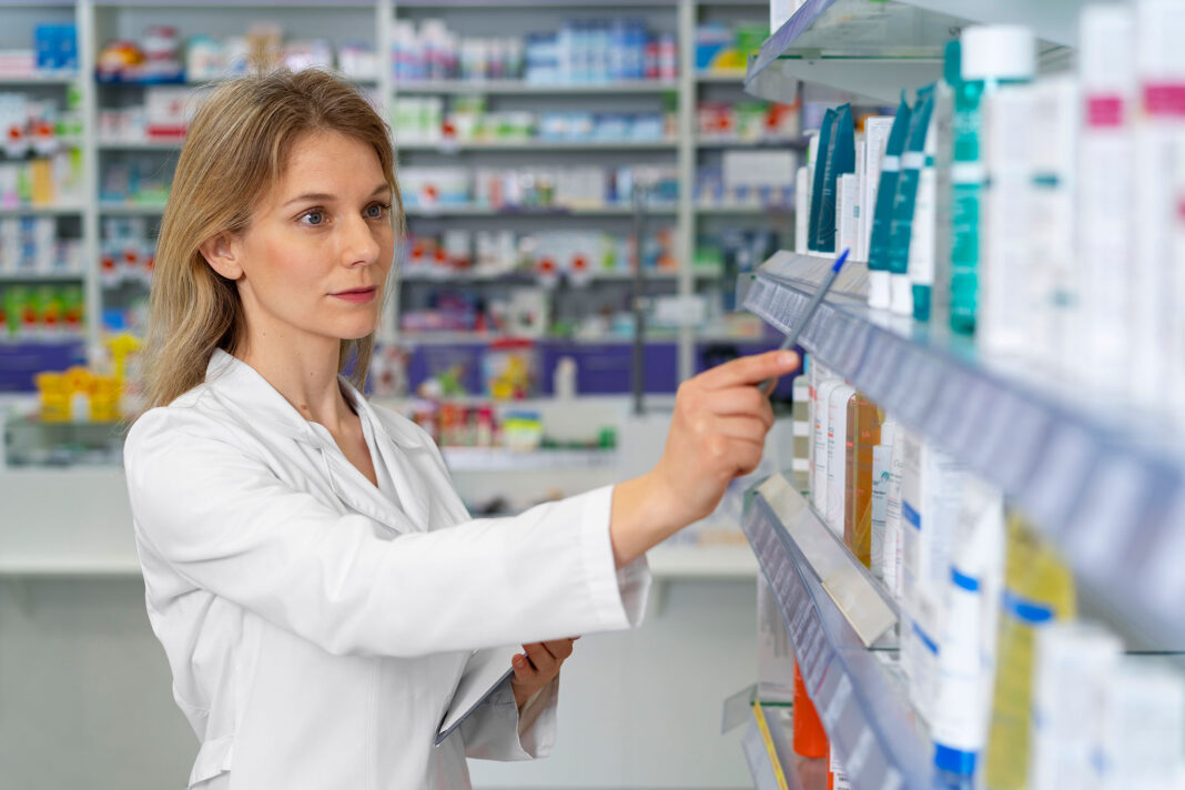 donna con camice in farmacia