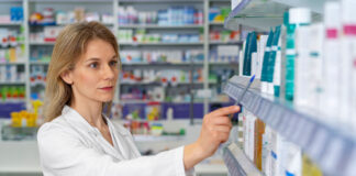 In Veneto si consolida il modello delle farmacie dei servizi a disposizione della comunità donna con camice in farmacia