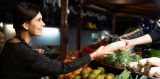 Promozione dei negozi di una volta con l’iniziativa di Confcommercio “Botteghe d’Antan” donna che acquista verdura