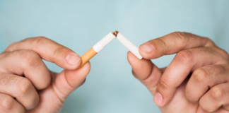 31 maggio, giornata mondiale senza tabacco. Veneto la regione italiana con meno fumatori mani che spezzano una sigaretta