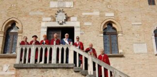 Da Portogruaro a Verona per promuovere l’enogastronomia del Triveneto Il direttovo dell'Enocleb sulla scalinata del Municipio di Portogruaro