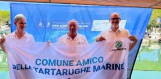 Caorle ottiene la Bandiera “Amici delle Tartarughe Marine” Consegna bandiera Amica delle Tartarughe