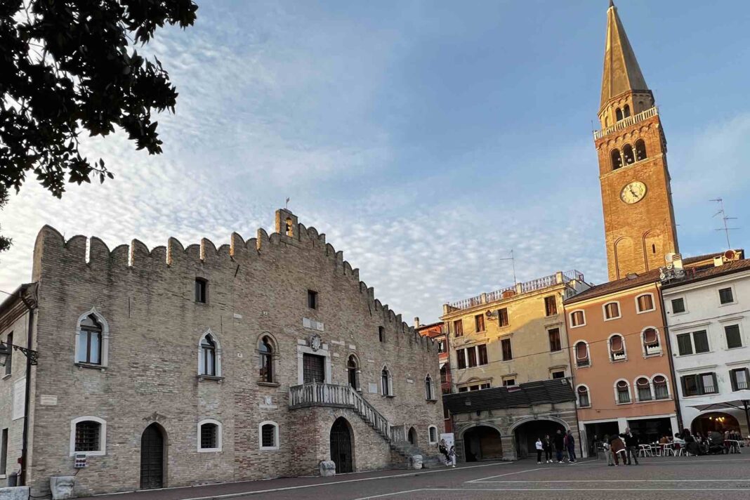 piazza della repubblica - Portogruaro - scultura Giorgio Bortoli - violenza sulle donne