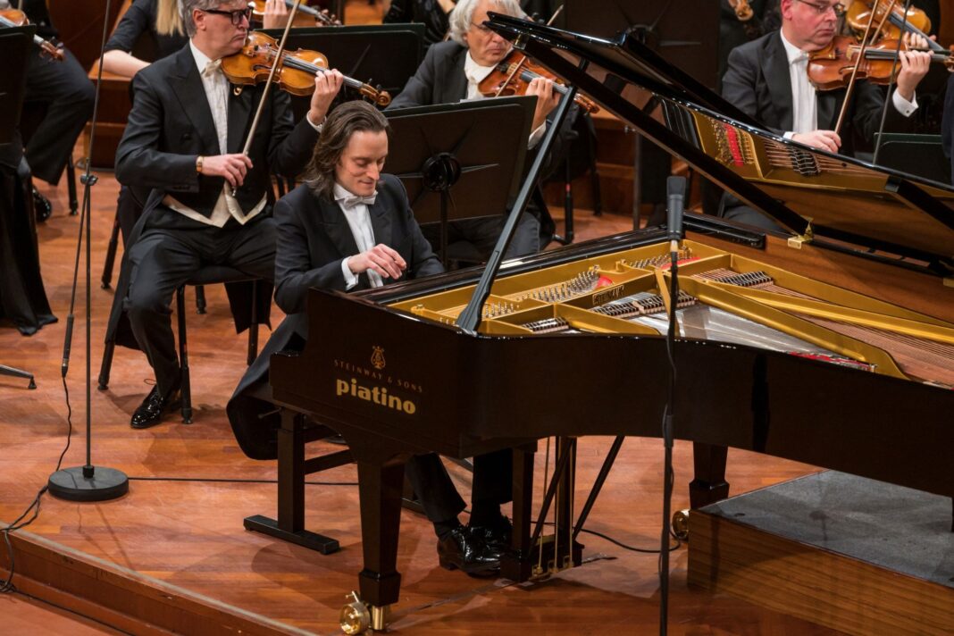 il pianista Alessandro Taverna.