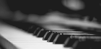 Caorle si prepara a vivere la magia del pianoforte: al via il “Caorle Street Piano Festival” 2025