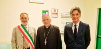 Visita del Vescovo all’ospedale di Portogruaro. Toffolo: “Vicinanza a una struttura che cresce.” Il vescovo con il sindaco Luigi Toffolo