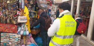 Polizia locale di Venezia, sequestro di merce e chiuso un chiosco Polizia locale di Venezia
