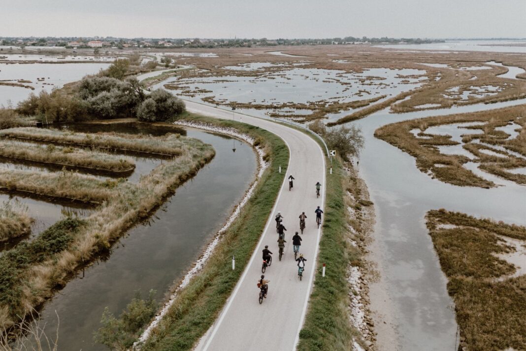 Alcuni ciclisti esplorano Lio Piccolo