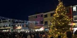 La magia del Natale illumina Burano, acceso l’albero in Piazza Baldassarre Galuppi Burano acceso albero