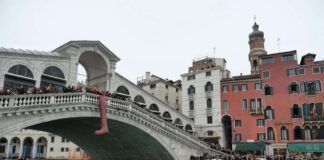 La Regata delle Befane incanta Venezia sotto il Ponte di Rialto Regata delle Befane, foto Comune di Venezia