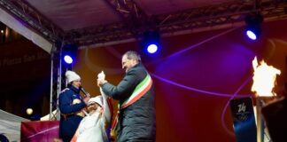 Milano Cortina 2026, la Fiamma Olimpica accende il braciere di Piazza San Marco Milano Cortina 2026