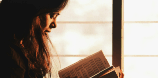 Caorlèdonna e la poesiaterapia: onde di parole tra mare e voce femminile