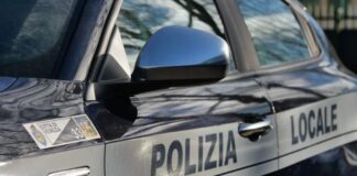 Blitz della Polizia Locale a Piazzale Roma, scoperto chiosco abusivo Piazzale Roma chiosco