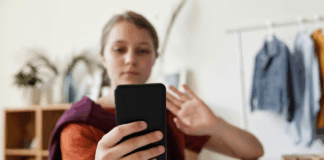 Navigare nel Caos: essere bussole nell’era dei social