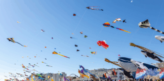 Jesolo si colora di vento: torna il Beach & Kite Festival, tre giorni di spettacolo sulla spiaggia
