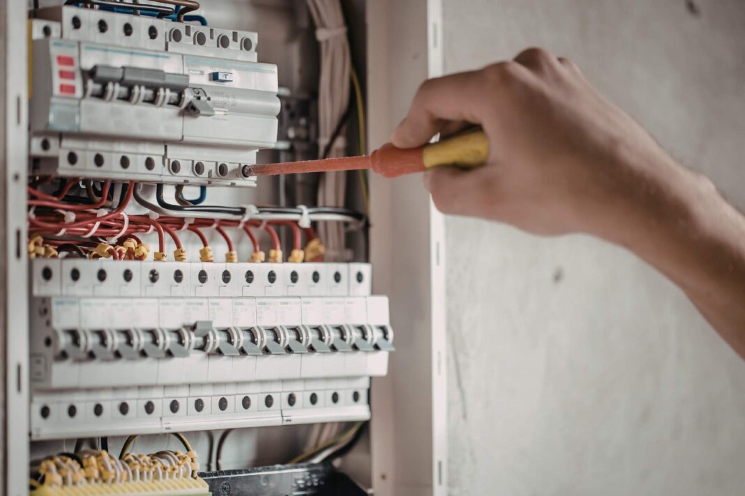 Foto di un quadro elettrico su cui viene fatto un intervento per un guasto elettrico improvviso