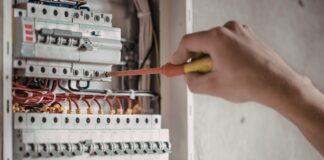 Cosa fare in caso di un guasto elettrico improvviso, guida pratica Foto di un quadro elettrico su cui viene fatto un intervento per un guasto elettrico improvviso