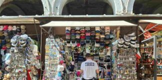Rialto, maxi blitz della Polizia Locale: 35 sanzioni ai negozi Rialto blitz