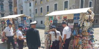 Stretta sugli ambulanti, sanzioni e sequestri per dodici chioschi dodici chioschi
