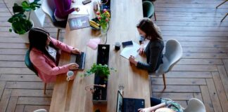 Lavorare in smart working a Treviso: i migliori spazi di co-working in città Foto di Canva ad uso gratuito che ritrae delle persone lavorare contemporaneamente in uno stesso spazio. Foto utilizzata per articolo che tratta il coworking a Treviso