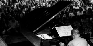 Caorle si prepara alla decima edizione del Caorle Street Piano Festival: cinque giorni di musica tra centro storico e mare