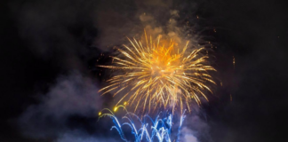 Caorle, la notte di ferragosto si illumina con lo spettacolo pirotecnico