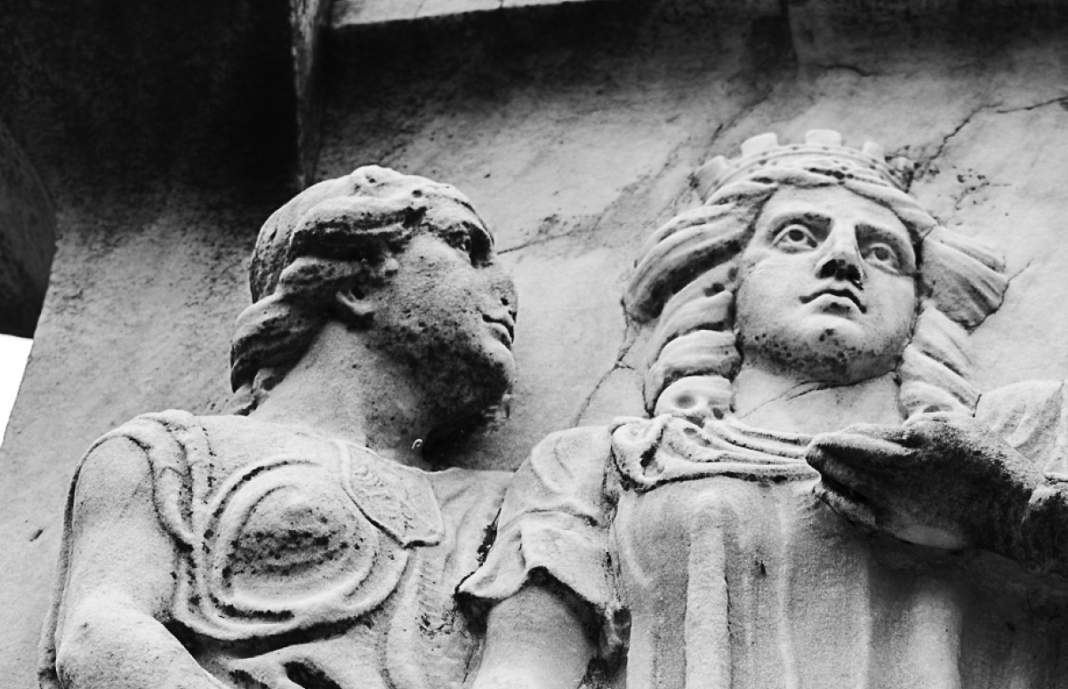 Particolare di un monumento ai caduti