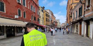 Superalcolici ‘allungati’ e cacciaviti in cucina: blitz a Castello