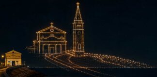Caorle accende il Natale con uno show di centinaia di droni sulla Madonna dell’Angelo Caorle Natale droni